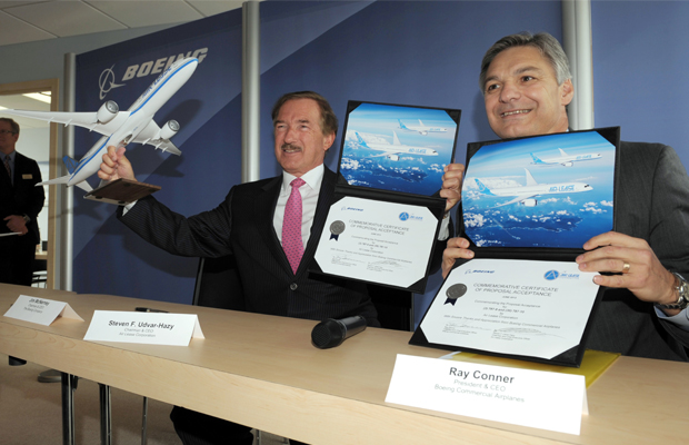 ERIC PIERMONT [AFP] FRANCE, Le Bourget: Air Lease Corporation Président et PDG Steven Udvar-Hazy (L) pose avec Boeing Commercial Président et PDG Ray Conner (R) après une cérémonie de signature à l'aéroport du Bourget, près de Paris le 18 Juin 2013 et sur le 50e international salon du Bourget. Boeing a annoncé mardi qu'elle a lancé le Dreamliner 787 à 10, le troisième membre de la famille 787. Engagements de lancement des clients pour le 787-10 comprennent Air Lease Corporation avec 30 avions.