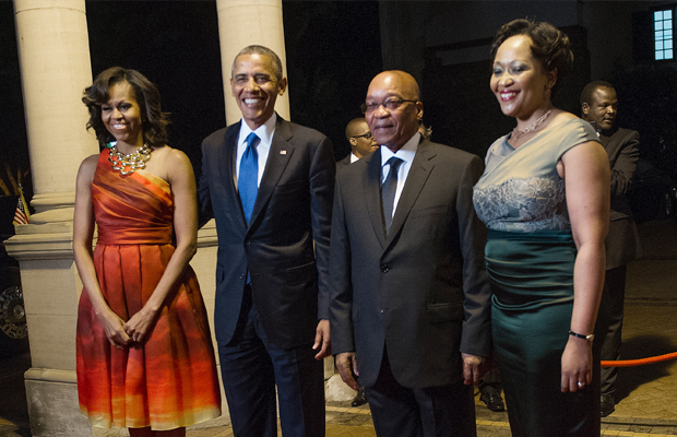 JIM WATSON [AFP] - Le président américain Barack Obama (2ème G) et la Première Dame Michelle Obama (G) posent avec le président sud africain Jacob Zuma (2ème D) et sa femme Thobeka Zuma avant un dîner officiel à Pretoria, en Afrique du Sud