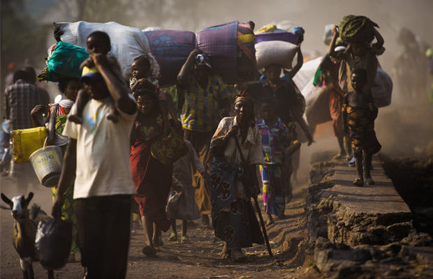 PHIL MOORE [AFP] - Goma: les congolais fuient le 15 Juillet 2013, de la zone de Kanyarucinya passant par Munigi à la périphérie de Goma dans l'est de la République démocratique du Congo.