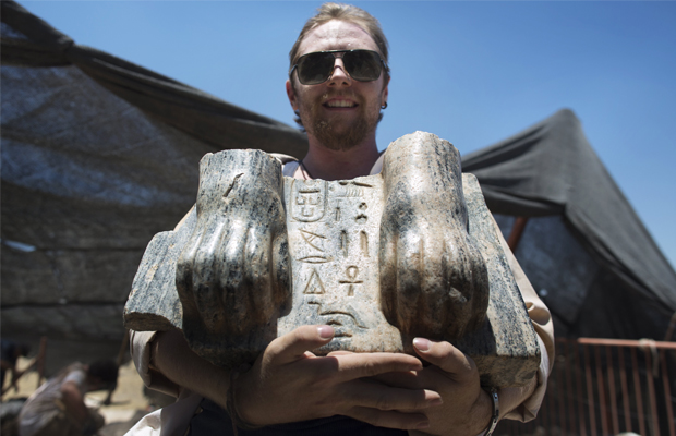 MENAHEM KAHANA [AFP] -  Joshua Talbot bénévole de l'excavation Australiene  présente les vestiges d'un Sphinx avec une inscription hiéroglyphique entre ses pattes datant circa 3e siècle , trouvé  dans le site archéologique israélien Nord de l'ancienne Tel Hazor, a révélé le 9 Juillet 2013.