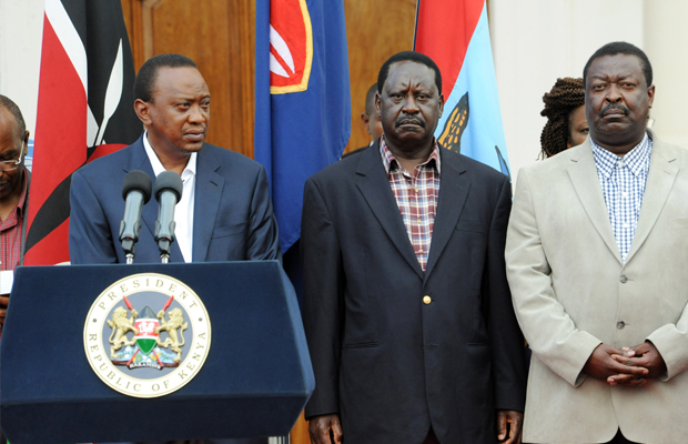 [AFP] - Président Uhuru Kenyatta du Kenya (G) se prépare à faire sa déclaration à la nation à la State House à Nairobi