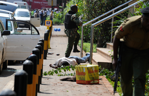 [AFP] - Un cadavre est étendu par terre pendant que les policiers armés tentent entrer dans le centre commercial Westgate 