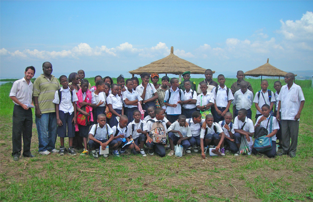 André Kadima entouré des élèves touristes au Parc de la N’sele - BEF Photo