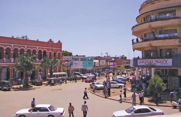 Centre-ville de Lubumbashi en République démocratique du Congo. L’Hôtel Belle à gauche et un immeuble d’appartements à droite.  double licence GFDL et Creative Commons CC-BY-2.5