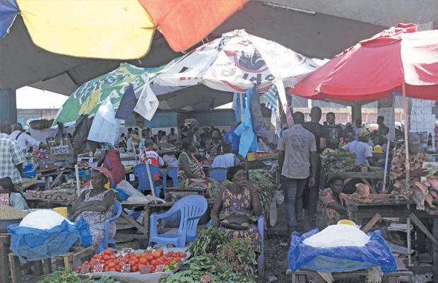 Ambiance fortement animée de quelques vendeurs au marché central de Kinshasa à Gombe PHOTO BEF