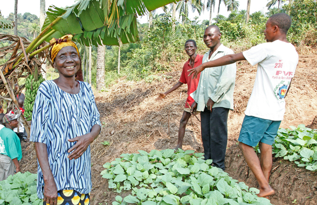 Les membres d’un groupe d’agriculture communautaire dans leurs champs communautaires, [CC-BY-SA-2.0], via Wikimedia Commons