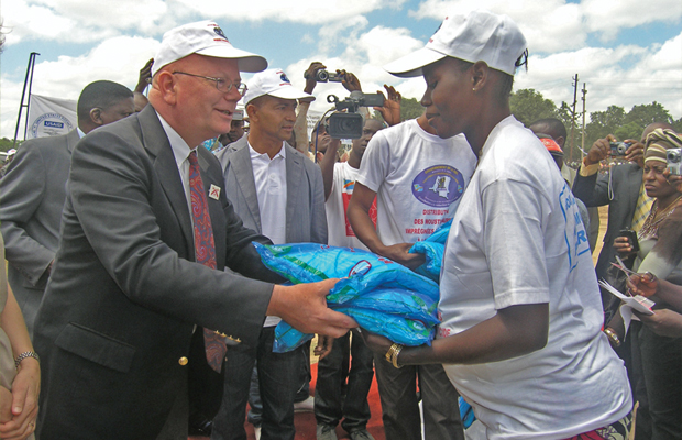 L’ancien Ambassadeur des USA en RDC remet les MILD à une femme enceinte à Lubumbashi lors de la campagne d’avril 2012