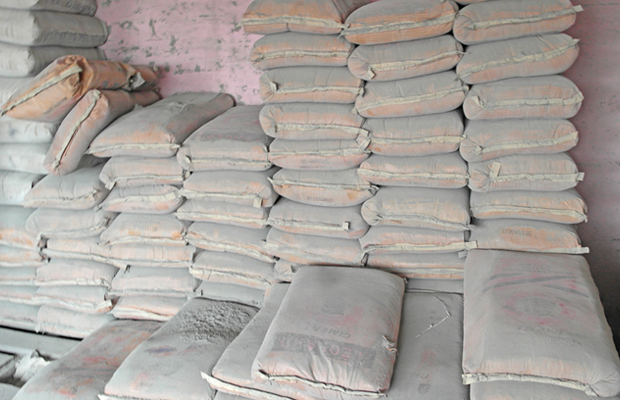 Des sacs de ciment gris importé de la Turquie dans un dépôt de Kinshasa.