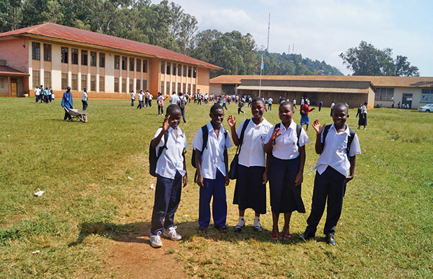 Les premiers bénéficiaires d’une bourse d’études de la Fondation Banro dans la collectivité de Luhwindja, près de Twangiza (photo Banro)