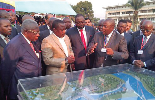 Le Président Joseph Kabila devant la maquette du futur barrage de Katende au Kasaï-Occidental