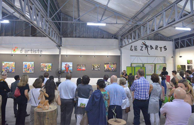 Le public, dans la grande salle d’exposition (Photo Espace Bilembo)