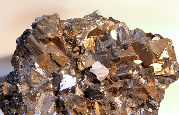 La chalcopyrite, source la plus commune de minerai de cuivre.