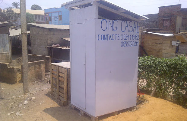 content image template_0018_16_03 - Toilette publique fabriquée par Une Ong Centre d'action sociale, d'assainissement et