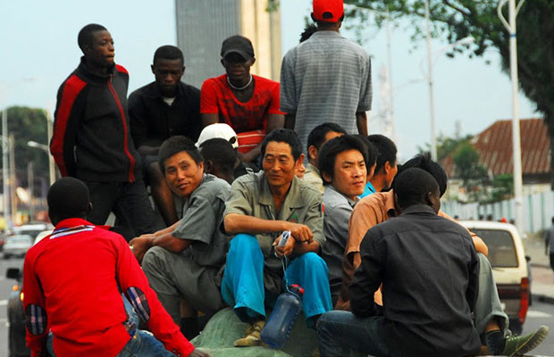 Scène de fraternisation des travailleurs chinois et congolais