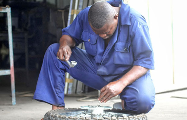 Certains mécaniciens à N’djili n’ont pas besoin des garages pour exercer le métier. (Photo DR)