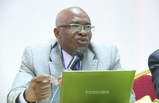 Le professeur Grégoire Bakandeja lors d’une conférence-débat. 