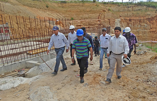 Le ministre des RHE, Bruno Kapandji, visitant le site du barrage de Katende