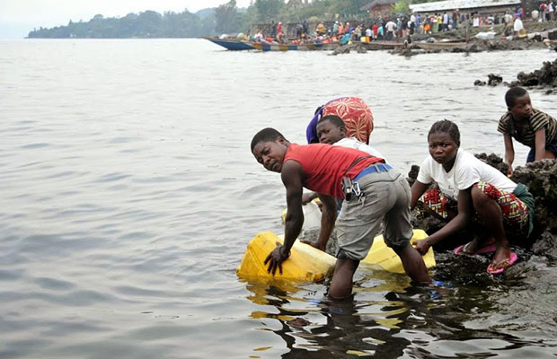 Approvisionnement en eau potable au bord du lac Kivu à Goma (R.O)
