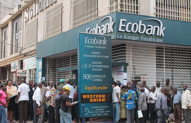 Des fonctionnaires attendant leur paie devant une agence d’Ecobank à Kinshasa.