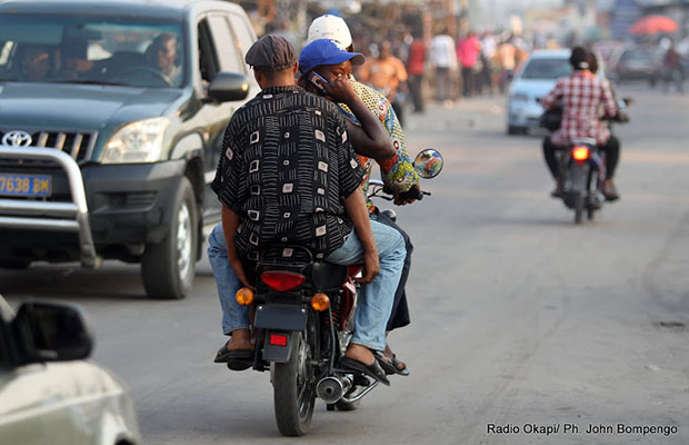 Les taxi-motos suppléent à la difficulté de transport à Kinshasa. (R.O.)