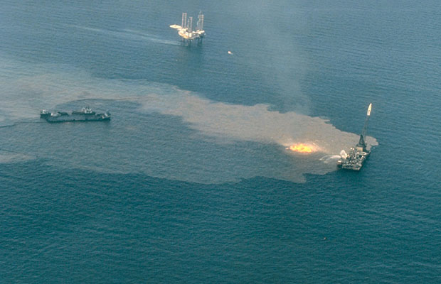 Puits de pétrole à l’océan Atlantique. (Wikipédia)