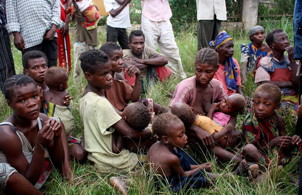Une famille de pygmées dans un centre des refugiés de Dongo. (Photo Radio Okapi)