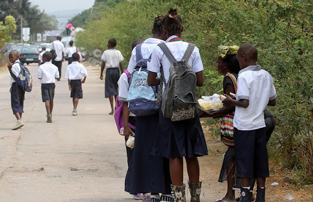 Les frais scolaires pèsent lourds dans les maigres budgets des parents. (Photo Radio Okapi)