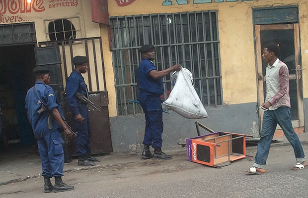 Les éléments de police en pleine opération de déguerpissement des marchés pirates à Kintambo-Magasin.  (BEF)