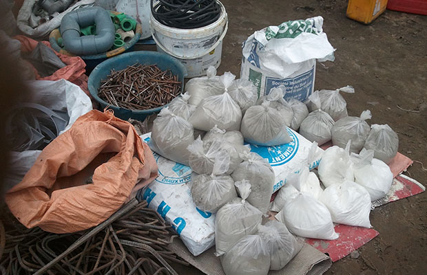Des sachets contenant chacun un kilo de ciment dans une quincaillerie, à Kinshasa.