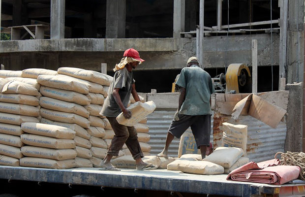 Un déchargement du ciment produit à Lukala, dans la province du Bas-Congo. 