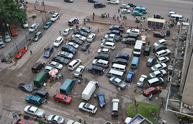 Un parking de véhicules dans la commune de la Gombe. 