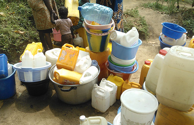 Une famille en quête d’eau à Binza-Delvaux, dans la commune de Ngaliema.