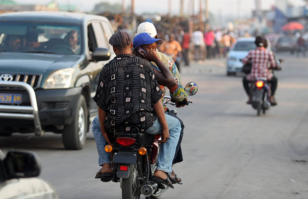 Les taxis motos suppléent aux difficultés de transport en commun dans la ville. (DR)