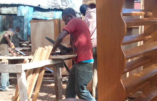 Atelier de fabrication de meubles dans la commune de Ngaliema. 