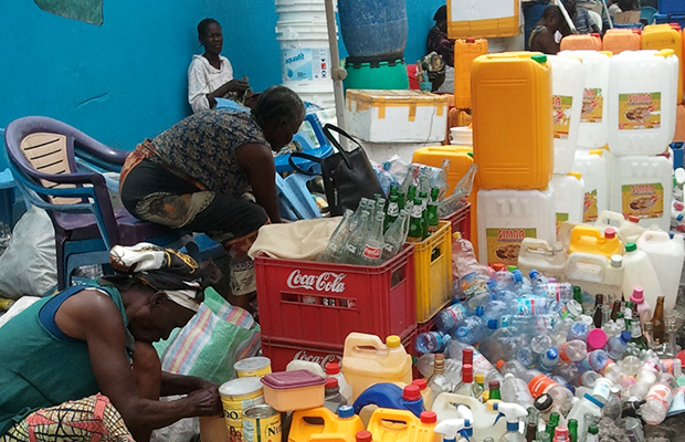 Des vendeuses de bouteilles en plastique usagées au marché Gambela, dans la commune de Kasa-Vubu. 