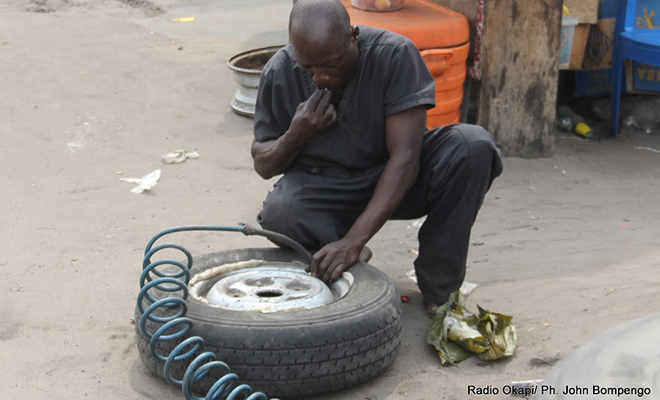 Un réparateur de pneus, à Kinshasa.