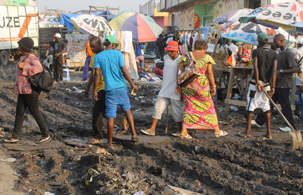 Une des avenues insalubres au marché central de Kinshasa.  