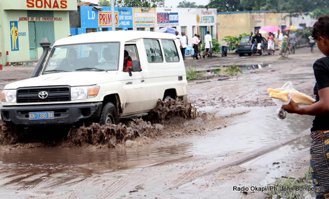 Route en mauvais état dans la commune de Kimbanseke, à Kinshasa. 