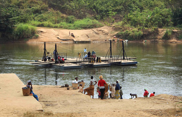  Bac sur le fleuve Niari à Kayes au Congo-Brazzaville. 