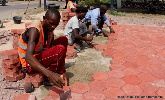 Des jeunes ouvriers en pleine action sur un chantier à Kinshasa. [Radio Okapi]