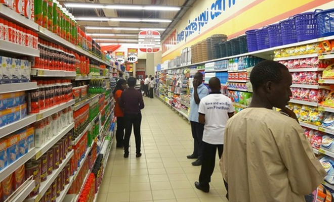 Des clients dans un supermarché au Nigeria. 