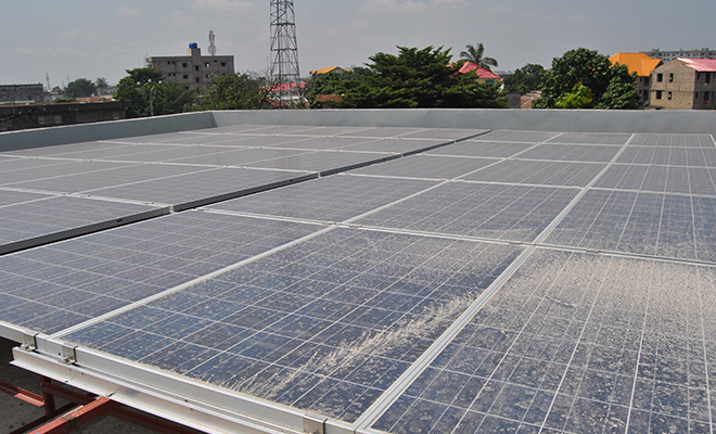 Un panneau solaire dans la commune de la Gombe, à Kinshasa.