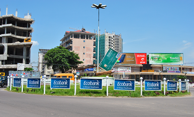 Des panneaux sur le rond-point Forescom à Kinshasa.