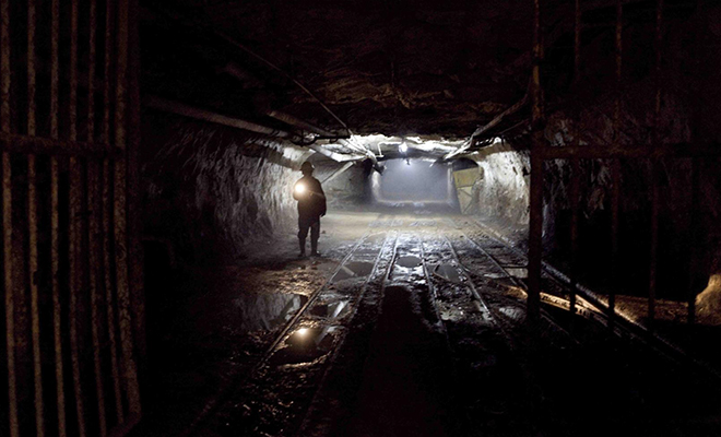 Un ouvrier dans une mine souterraine au Katanga.