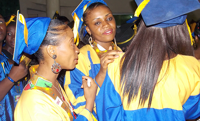 Des jeunes étudiantes se préparant à recevoir leurs diplômes.