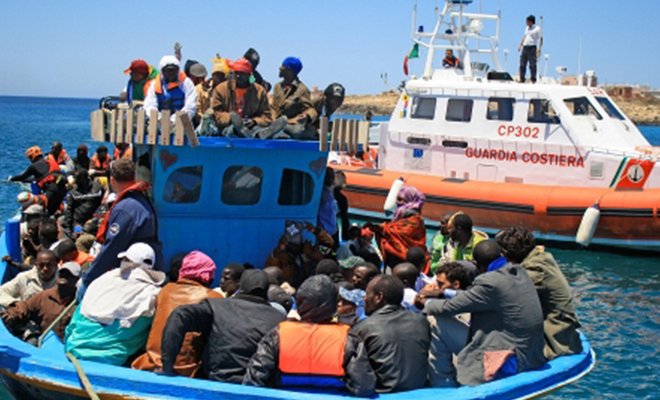 Réfugiés africains sur un radeau de fortune en mer Méditerranée.