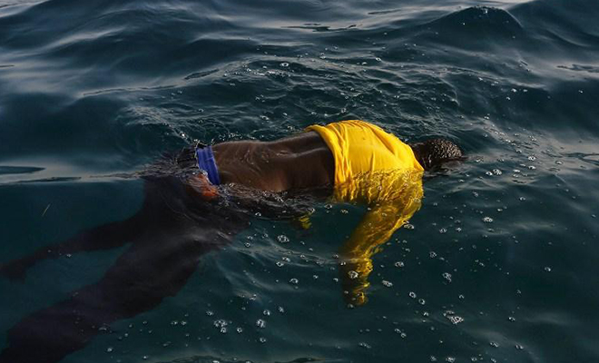 Un corps sans vie d’un migrant sur la Méditerranée.