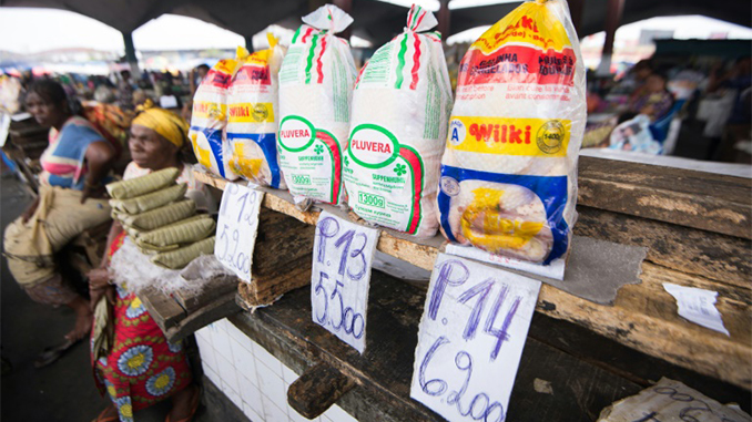 des-produits-alimentaires-libelles-en-francs-congolais-sur-le-marche-de-gombe-le-18-avril-2016